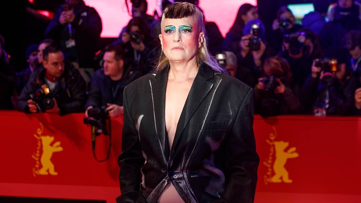 Kanadská hudebnice způsobila rozruch na Berlinale. Ukázala se v kalhotkách a s depilací si hlavu nedělala